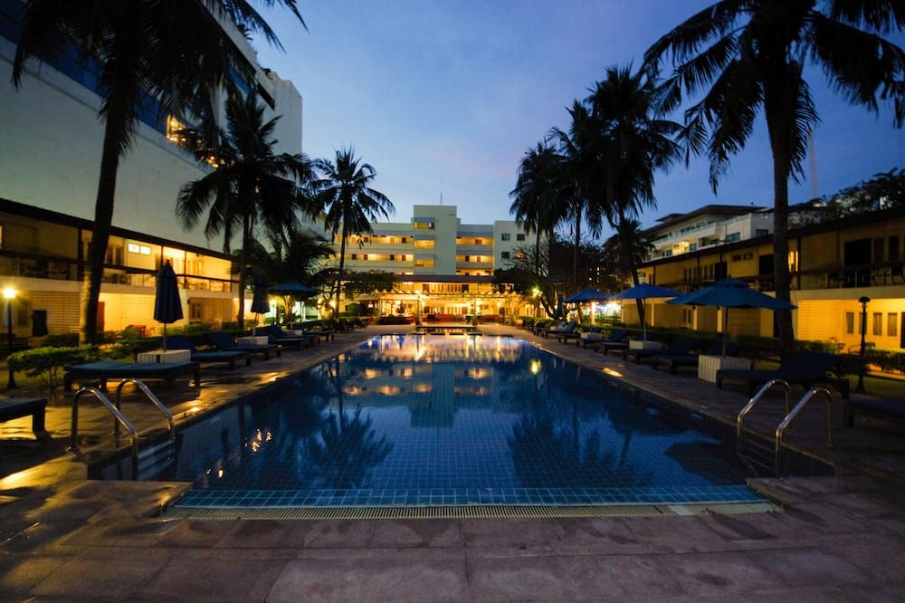 حوض السباحة