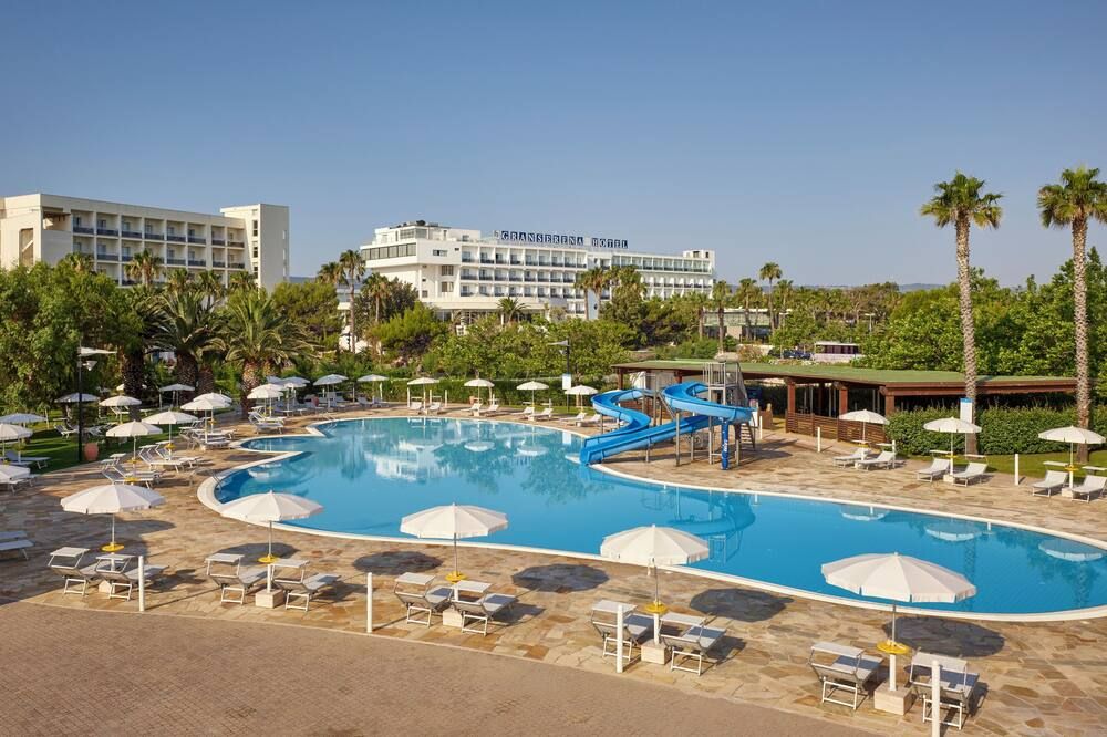 حوض السباحة