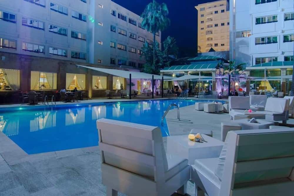 حوض السباحة