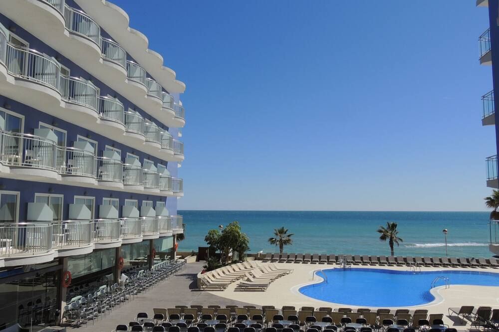 حوض السباحة