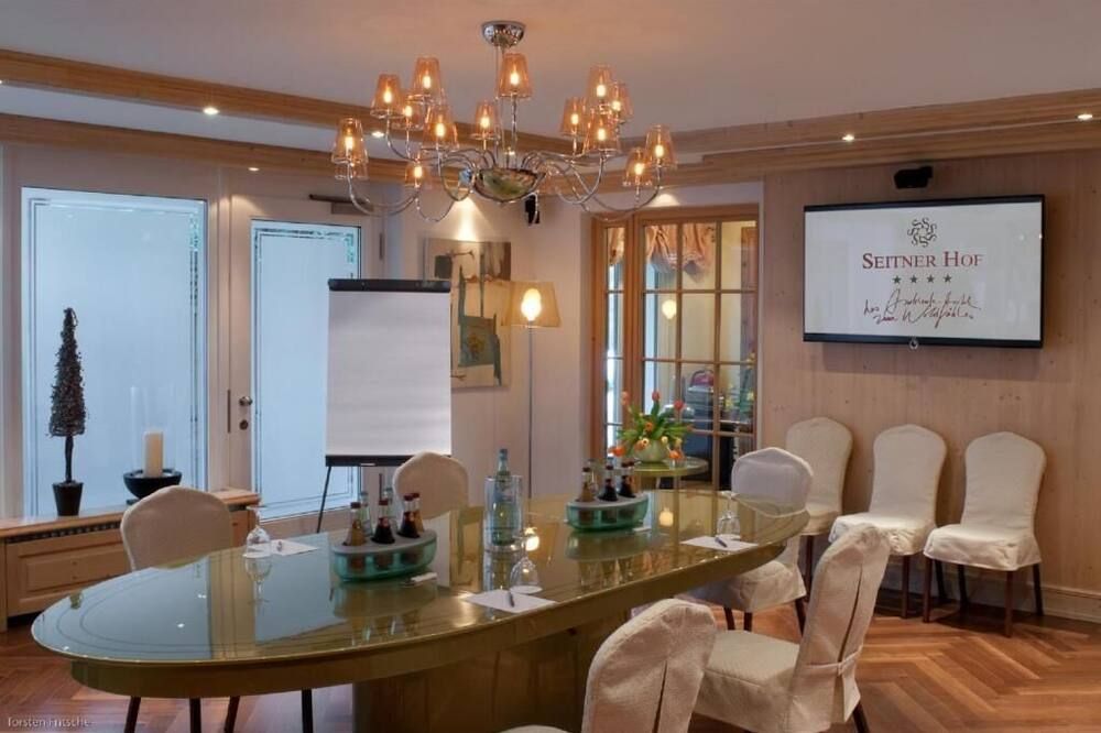 غرفة الاجتماعات