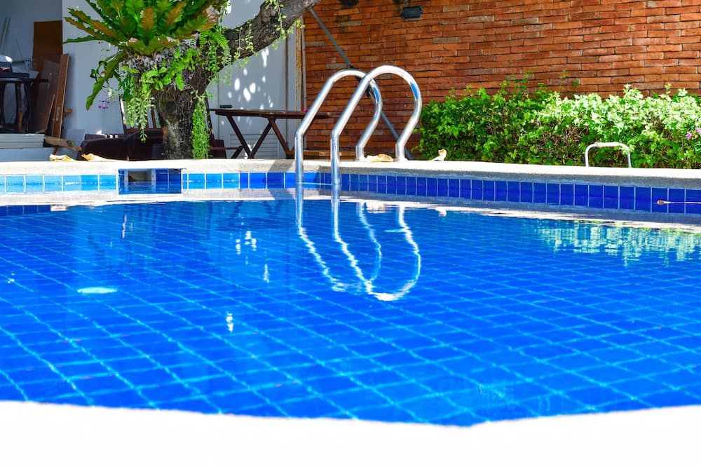 حوض السباحة