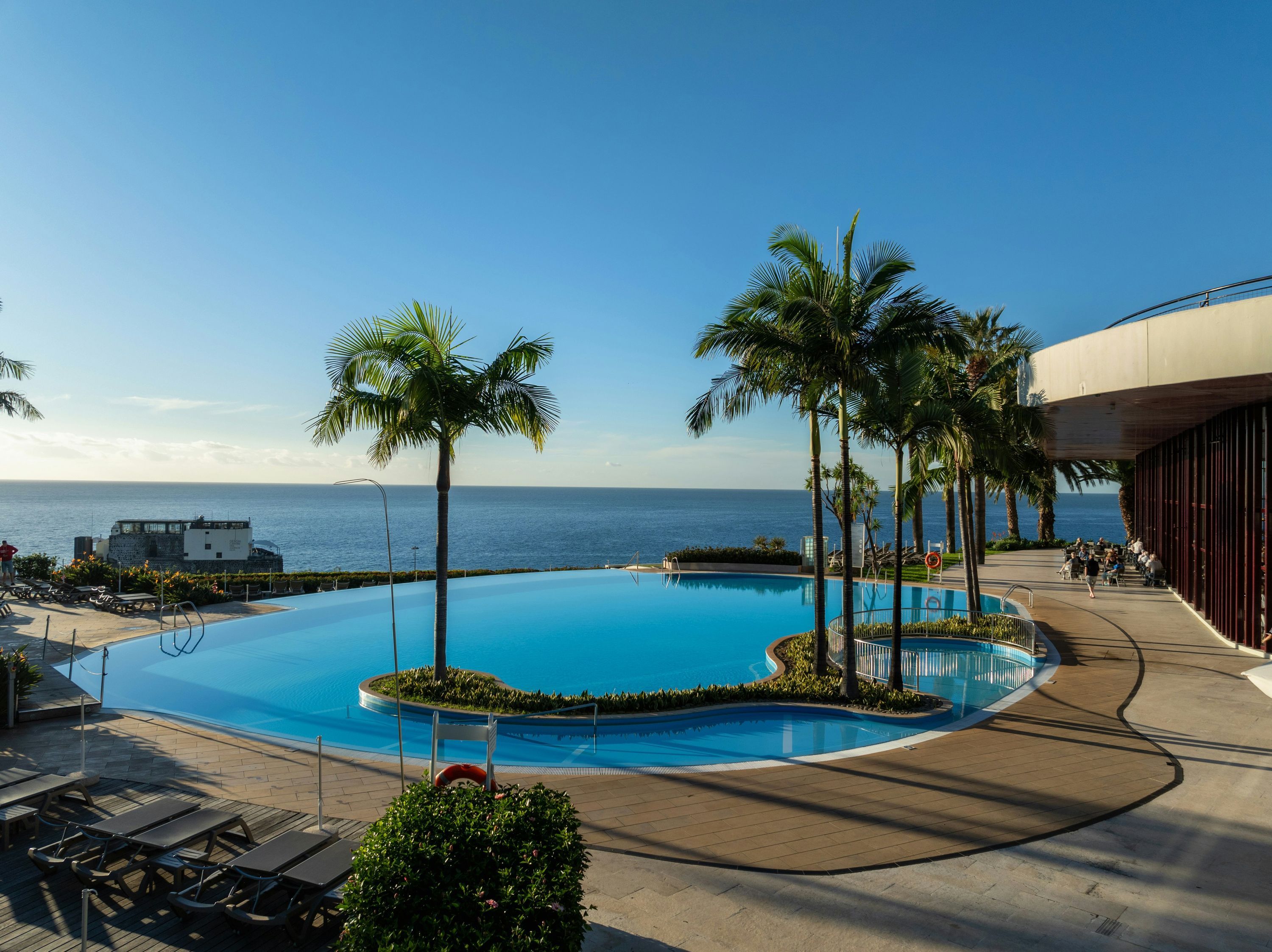 حوض السباحة