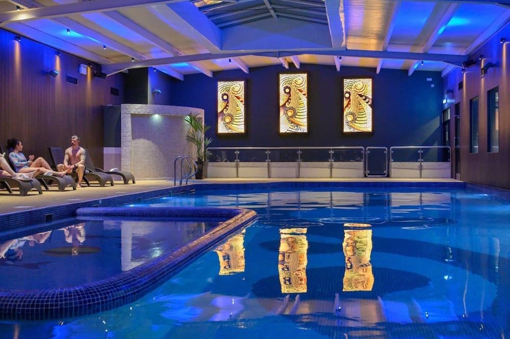 حوض السباحة