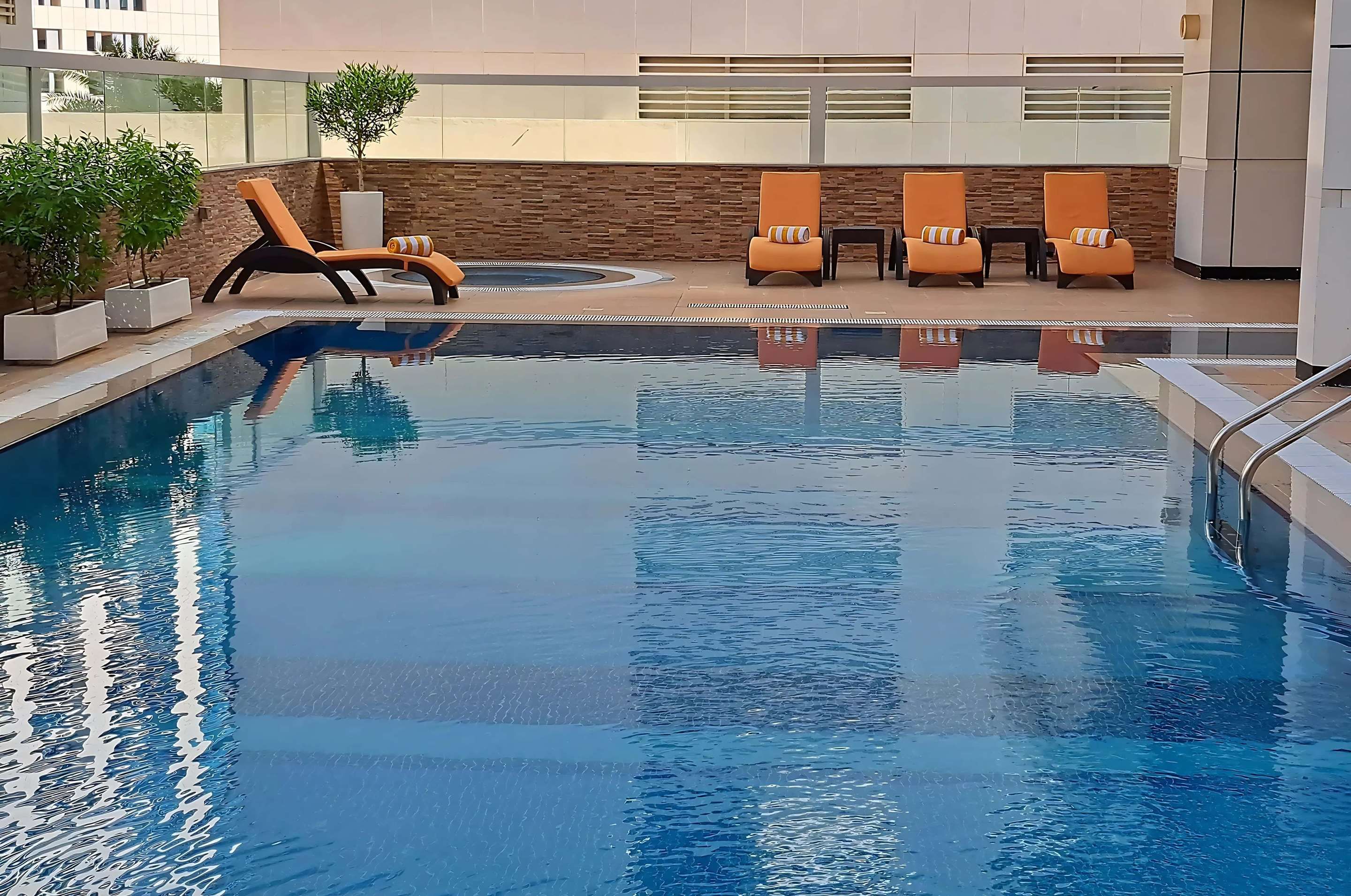 حوض السباحة