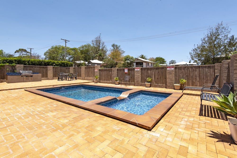 حوض السباحة