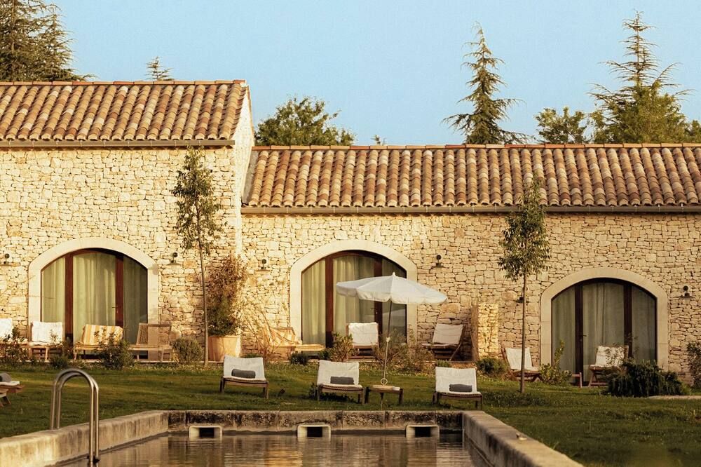 حوض السباحة