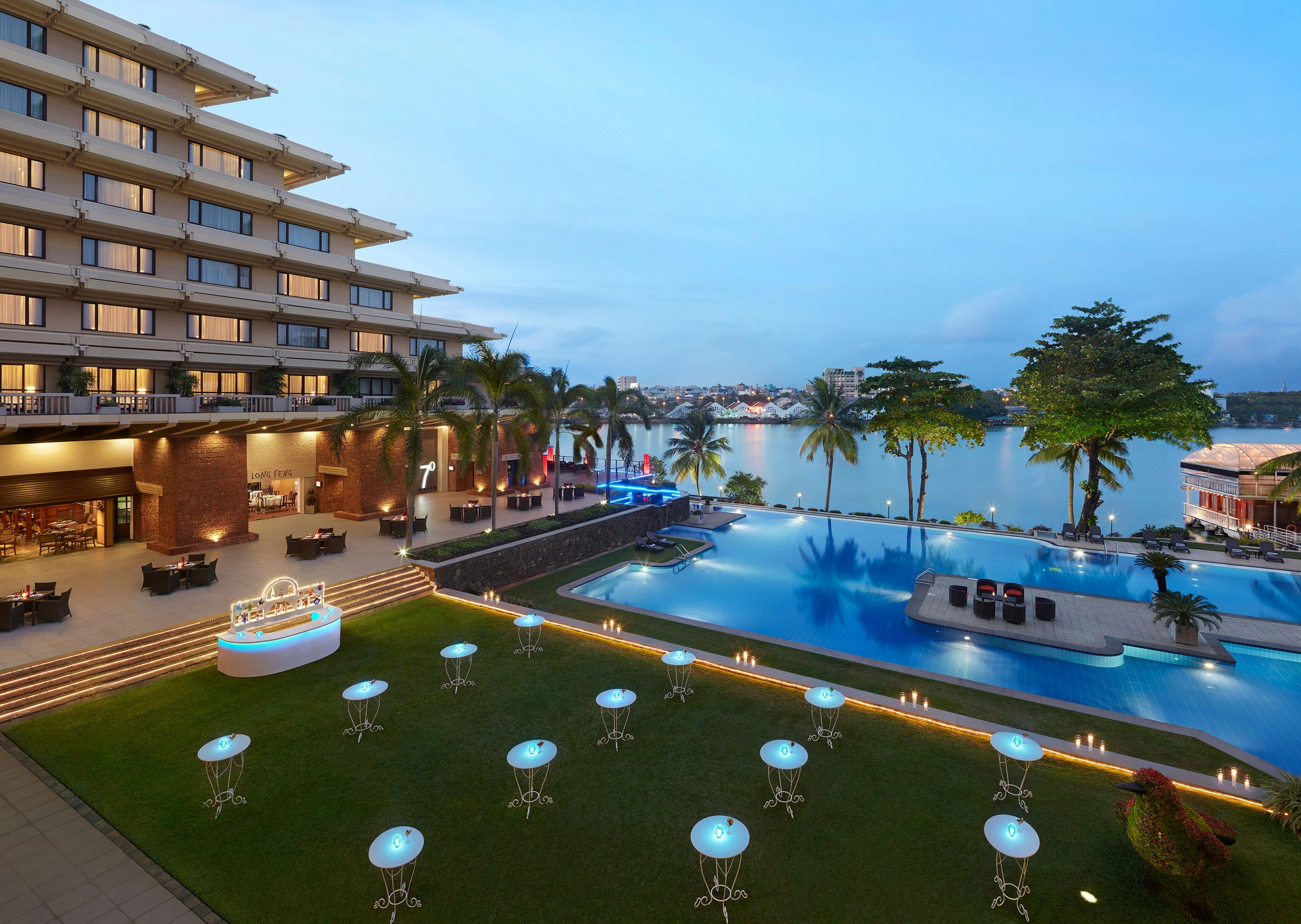 حوض السباحة