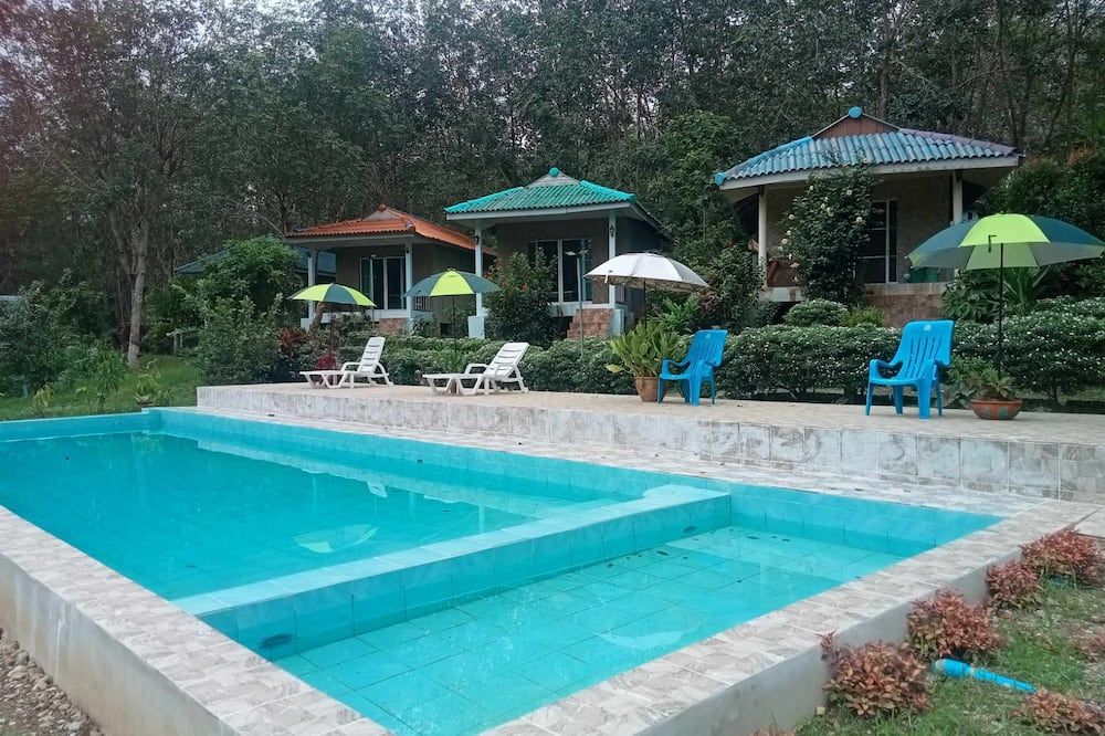 حوض السباحة