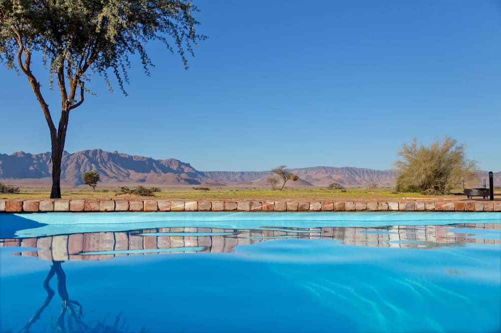 حوض السباحة