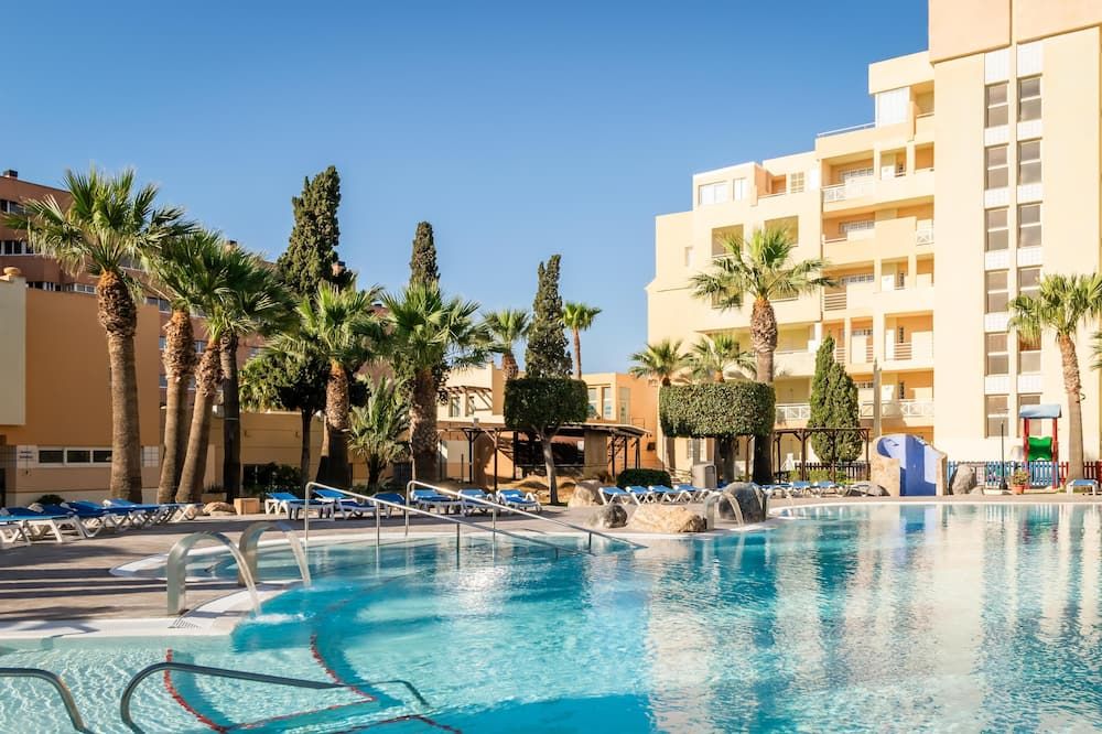 حوض السباحة