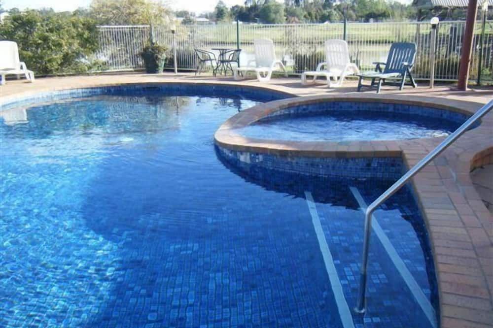 حوض السباحة