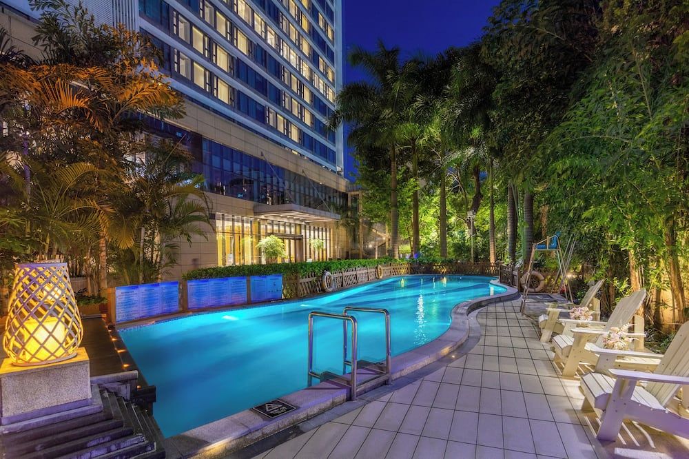 حوض السباحة