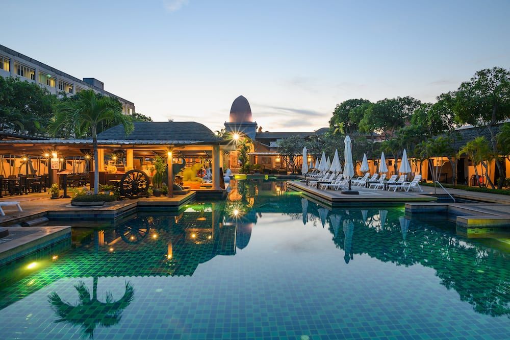 حوض السباحة