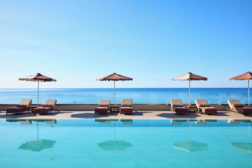 حوض السباحة