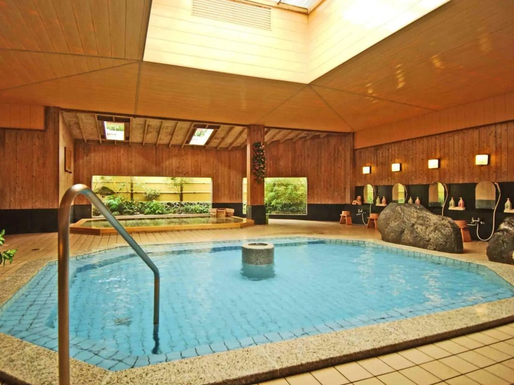 حوض السباحة