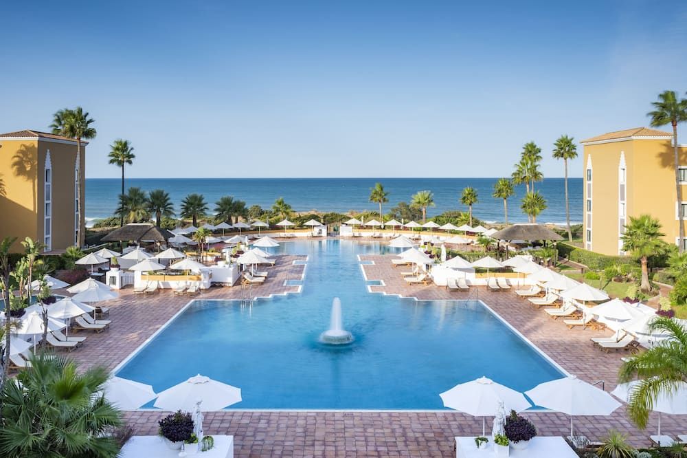 حوض السباحة