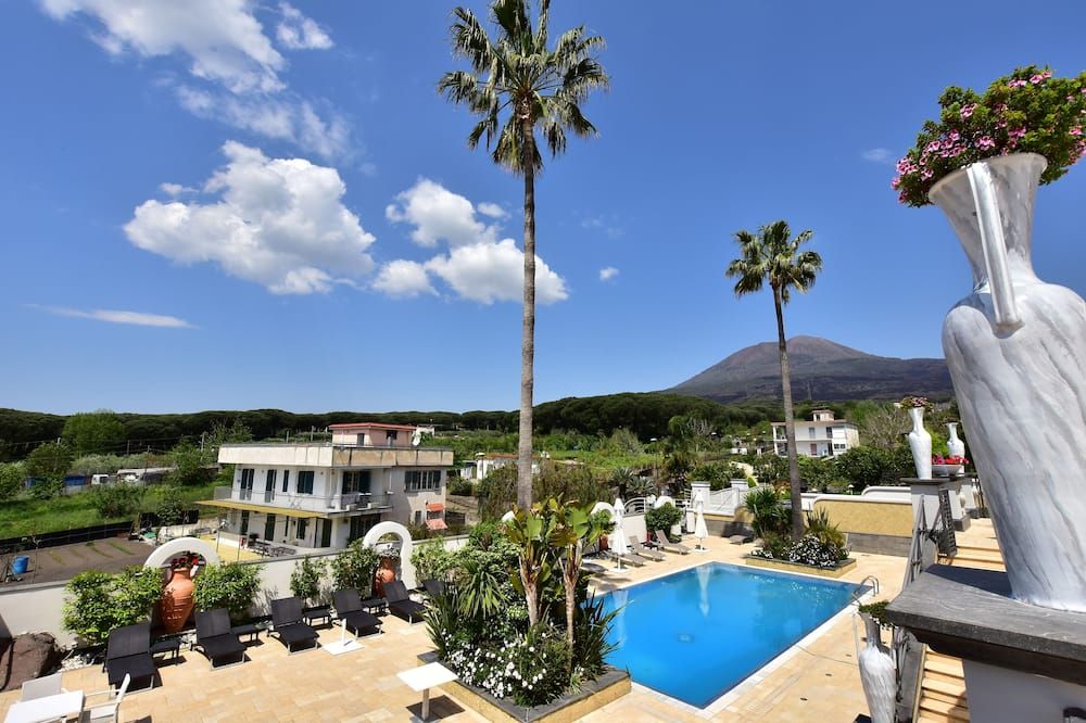 حوض السباحة