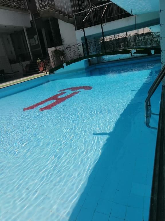 حوض السباحة