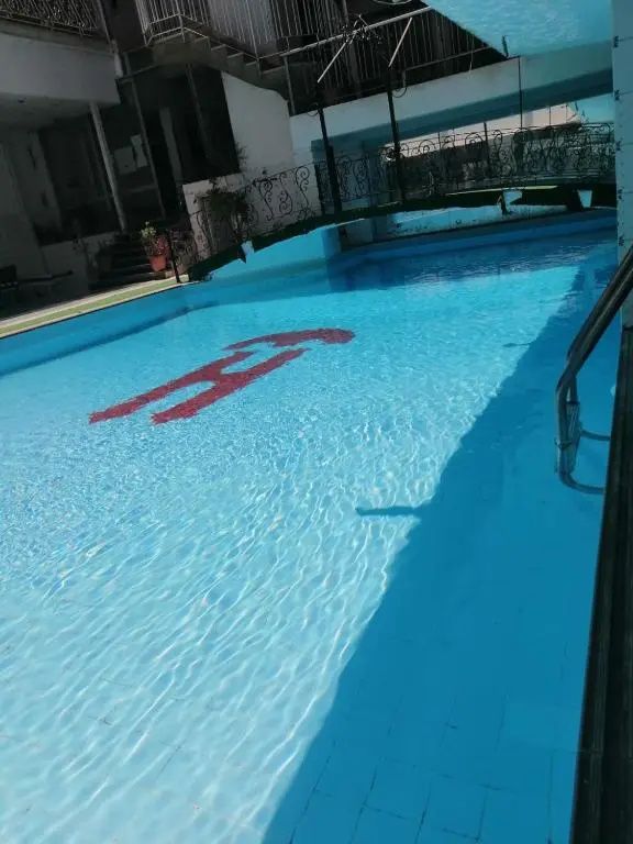 حوض السباحة