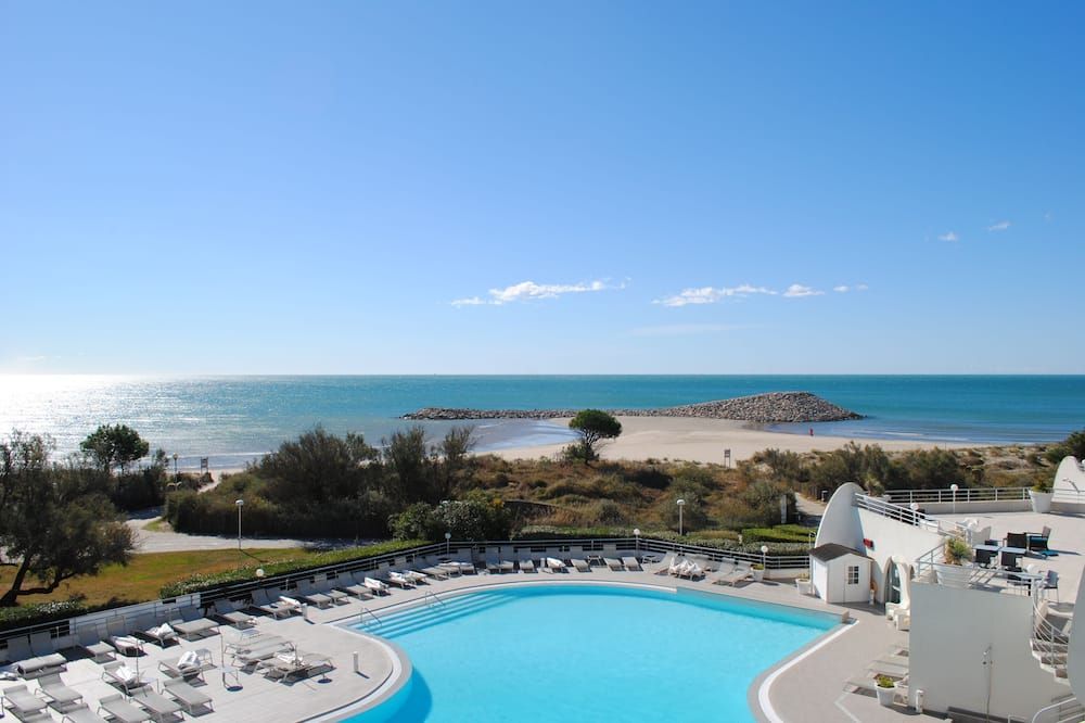 حوض السباحة