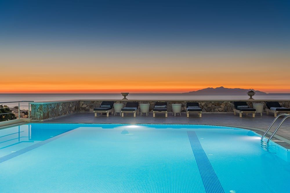 حوض السباحة