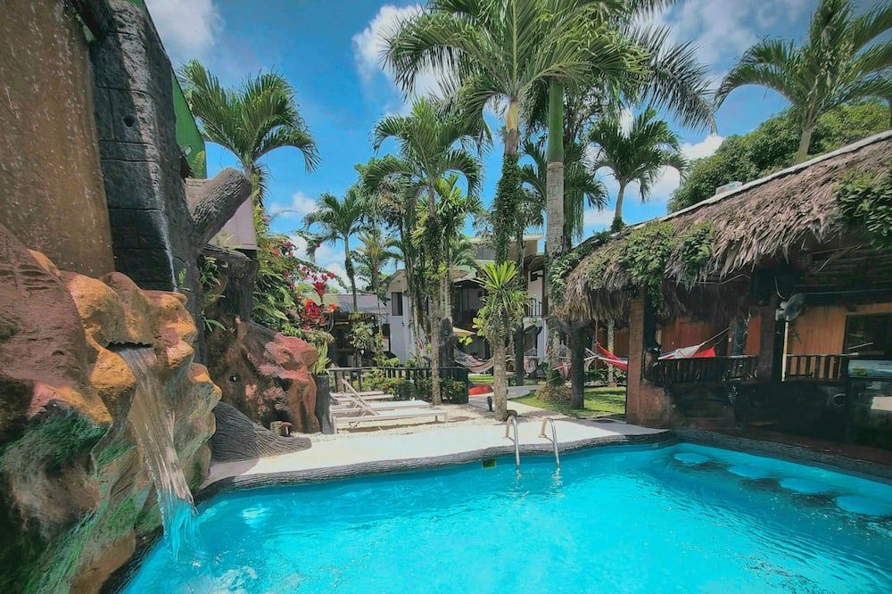 حوض السباحة