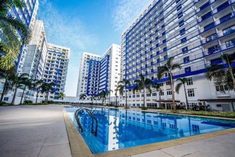 حوض السباحة