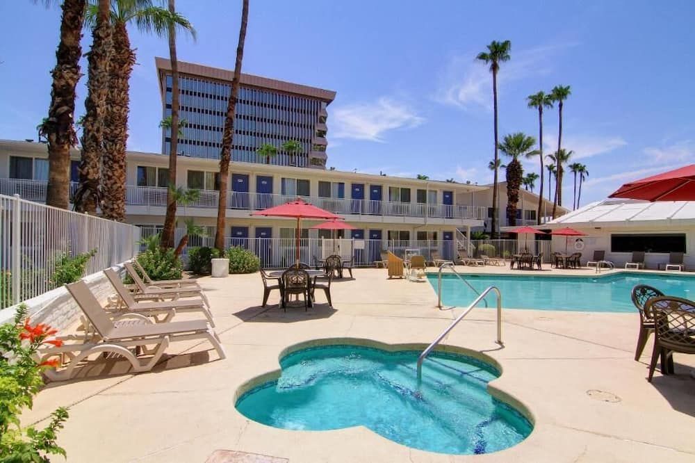 حوض السباحة