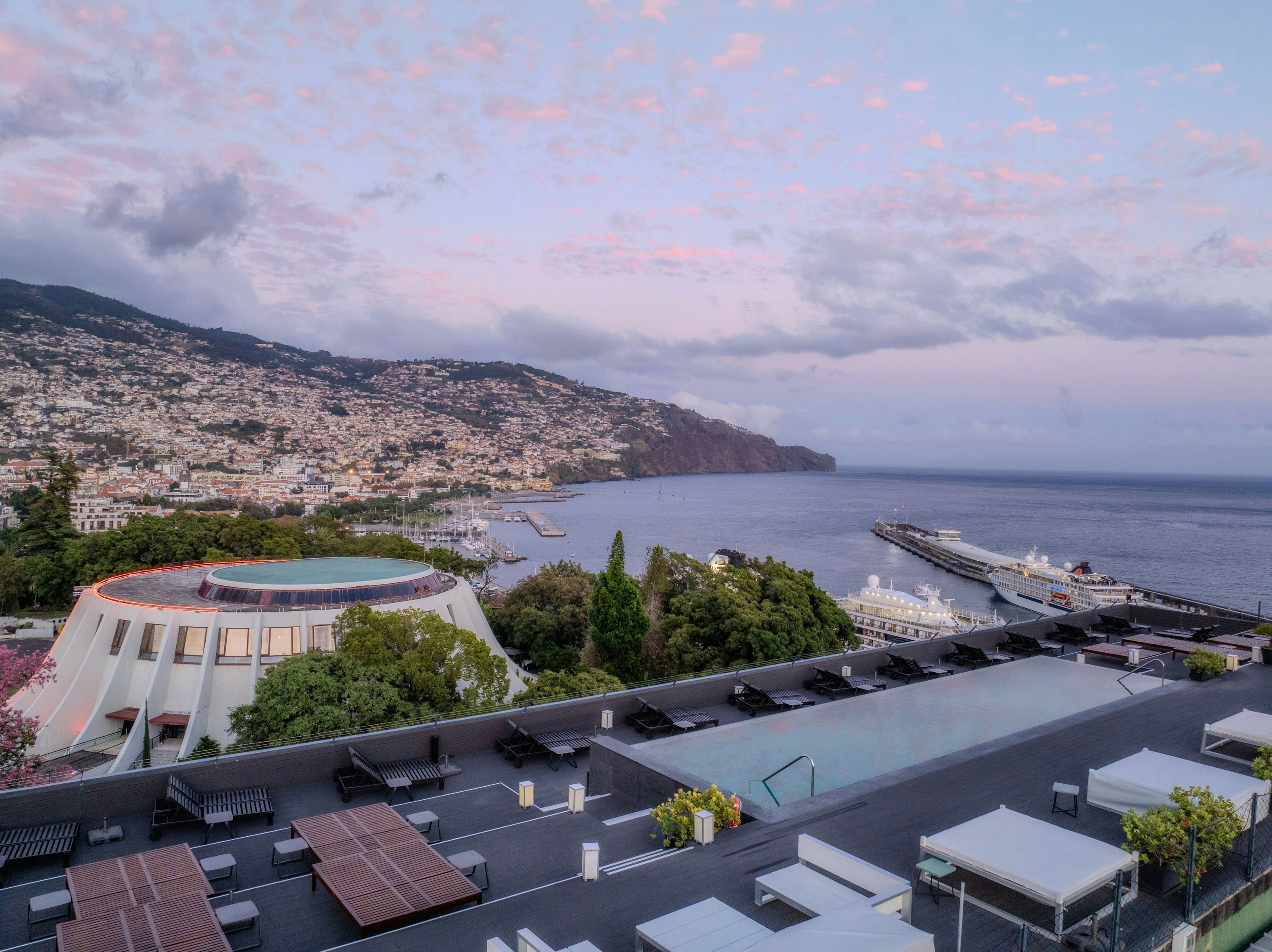 حوض السباحة