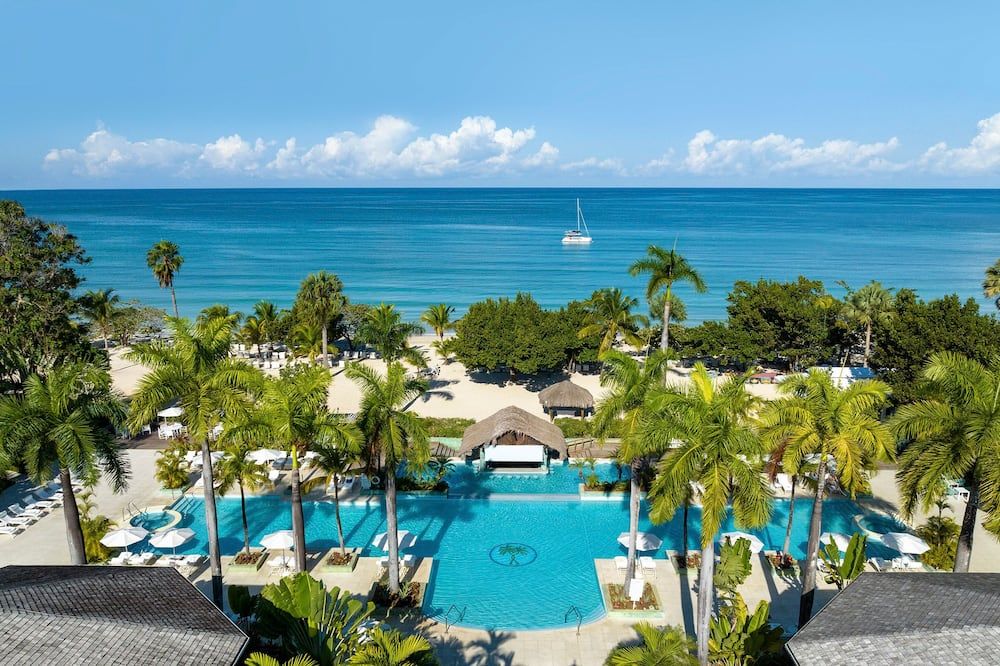 حوض السباحة