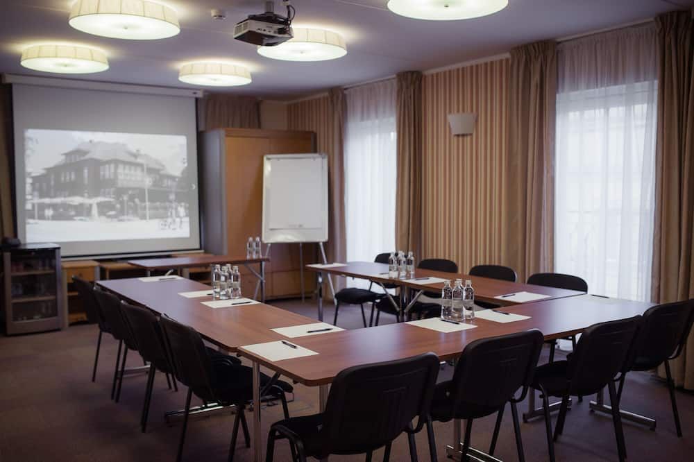 غرفة الاجتماعات