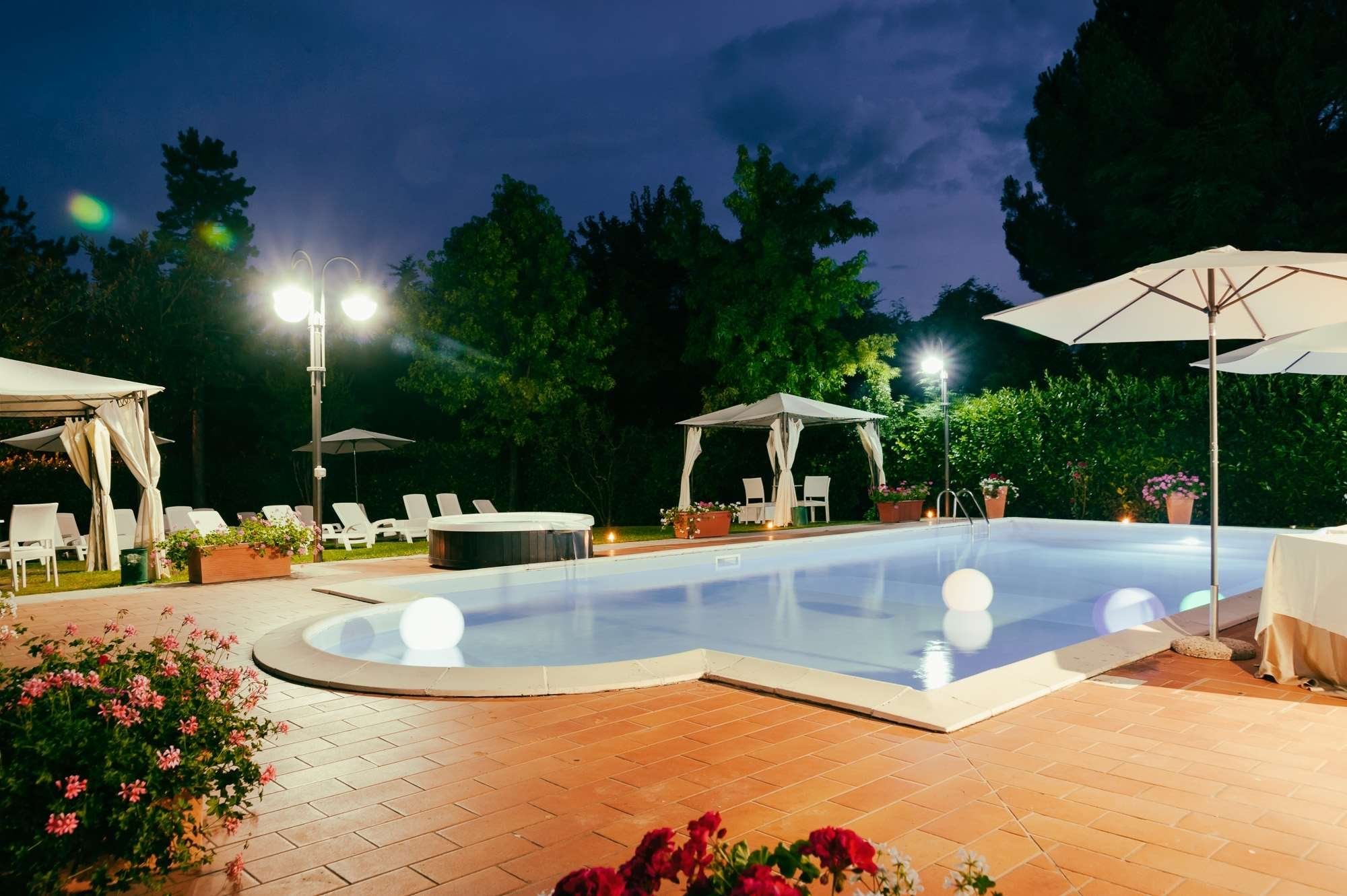 حوض السباحة