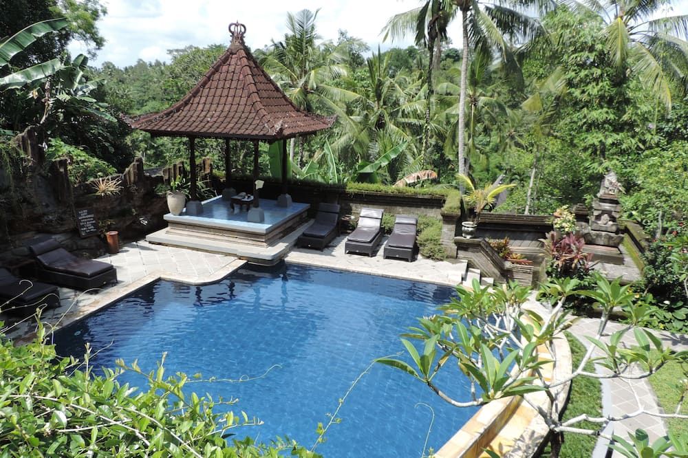 حوض السباحة