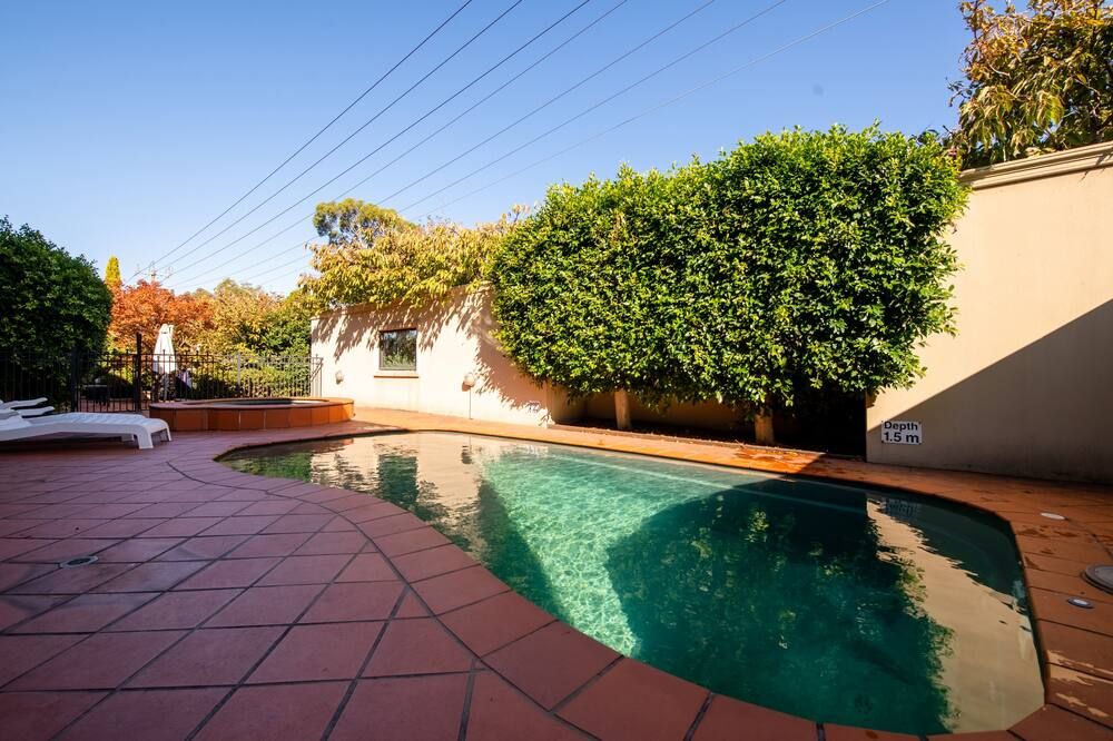 حوض السباحة