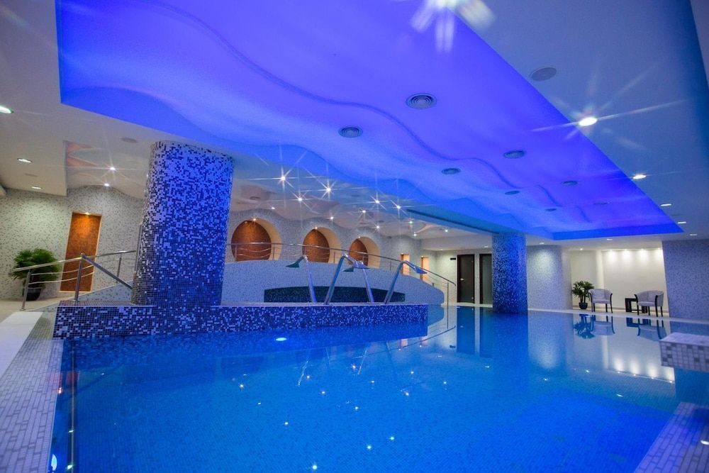 حوض السباحة