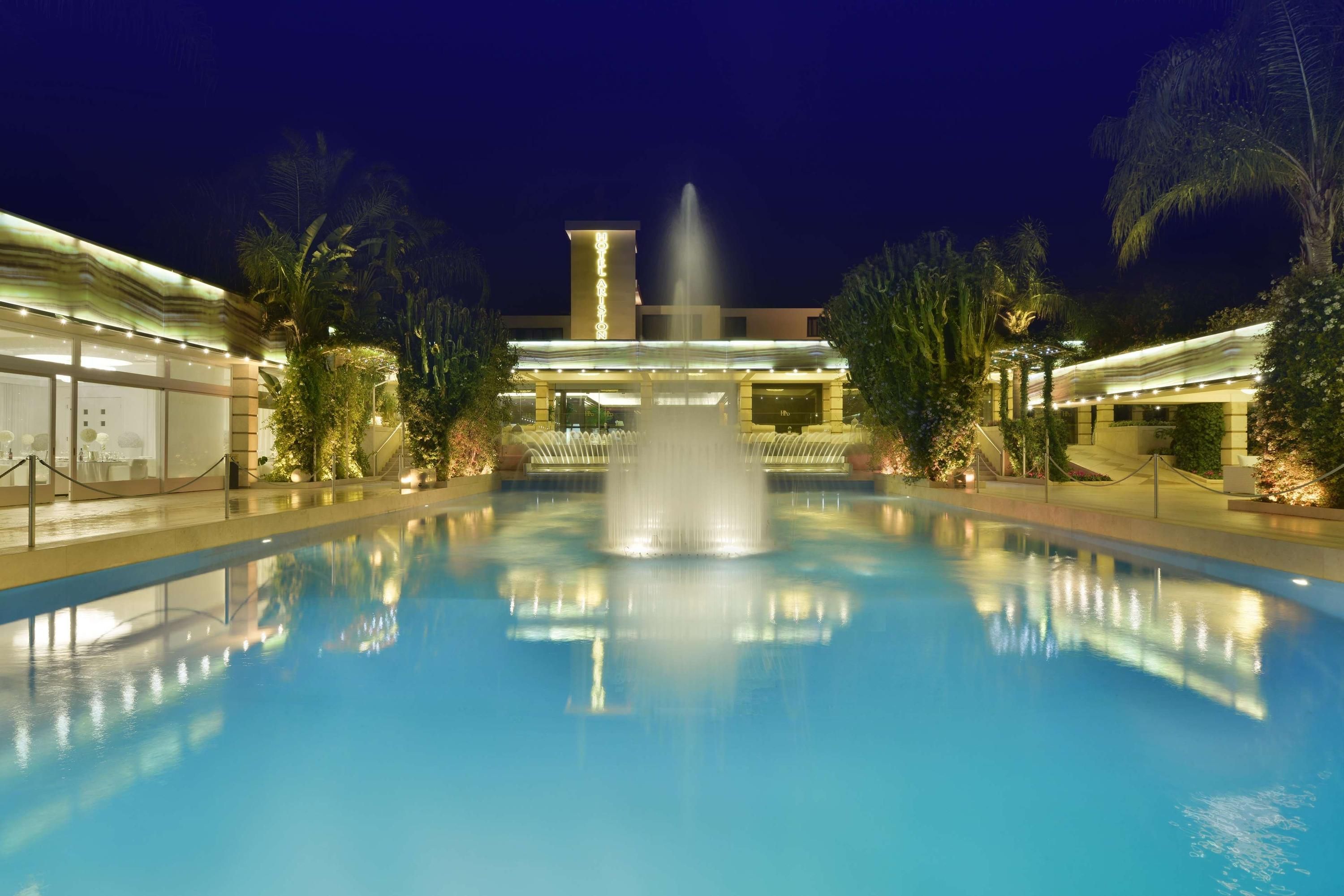 حوض السباحة