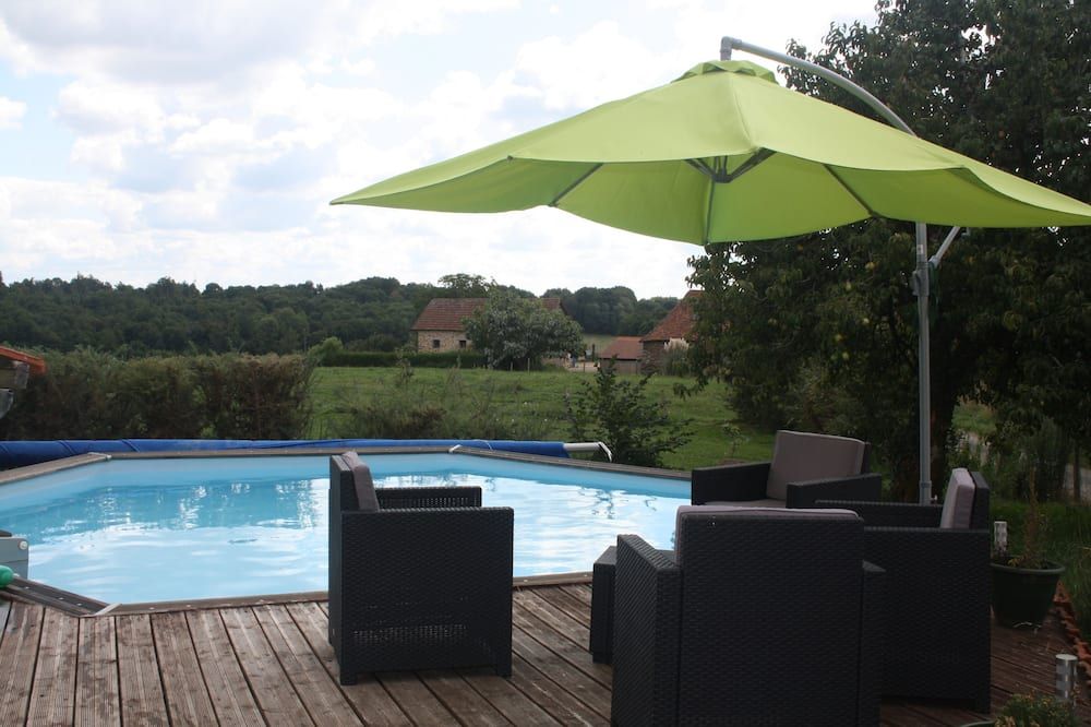 حوض السباحة