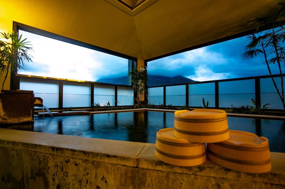 حوض السباحة