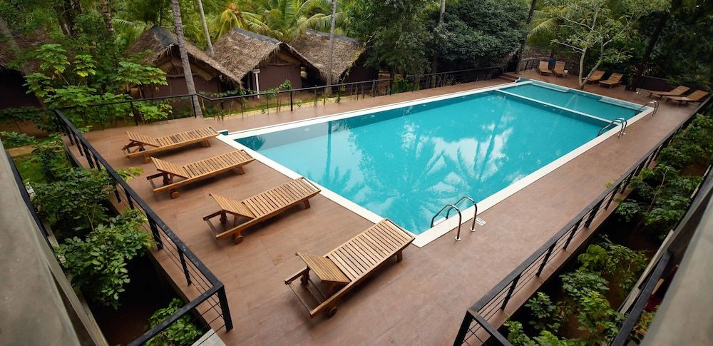 حوض السباحة