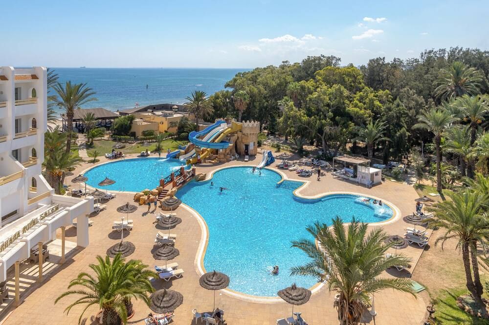 حوض السباحة