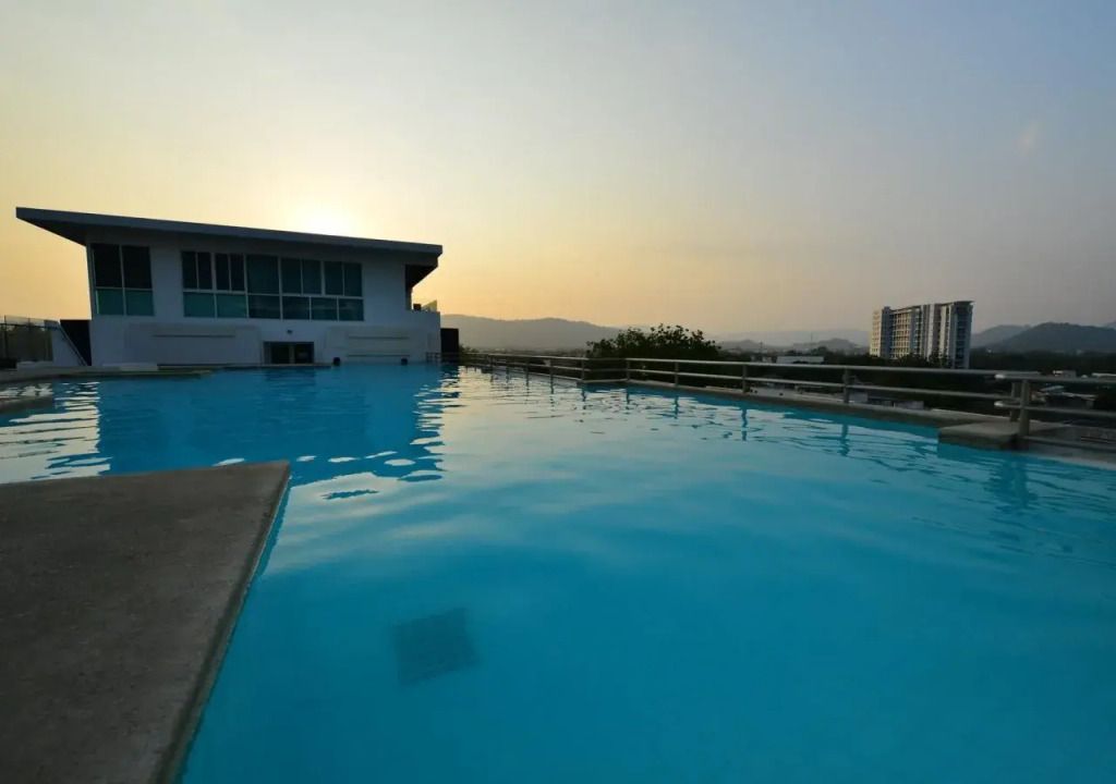 حوض السباحة