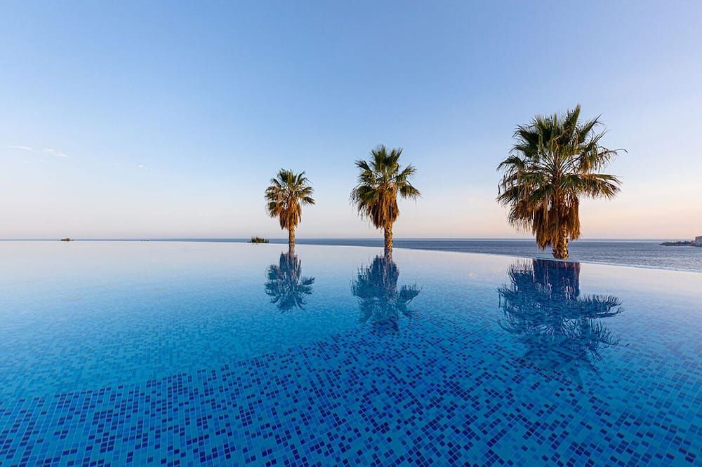 حوض السباحة