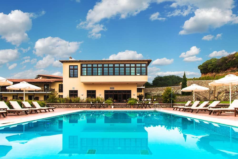 حوض السباحة