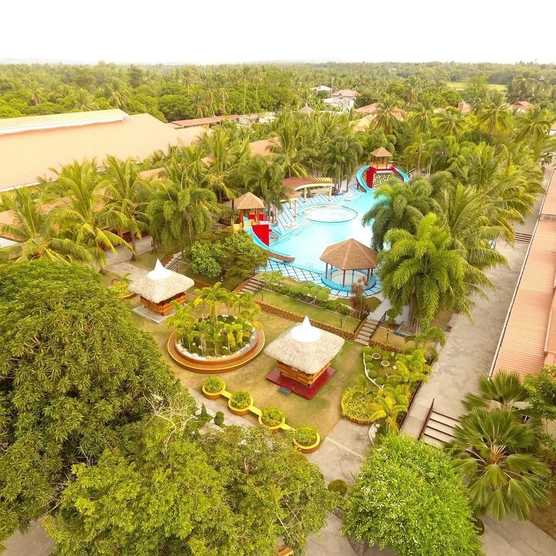 حوض السباحة