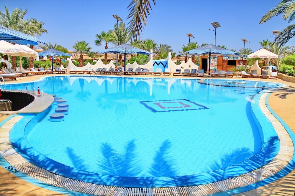 حوض السباحة