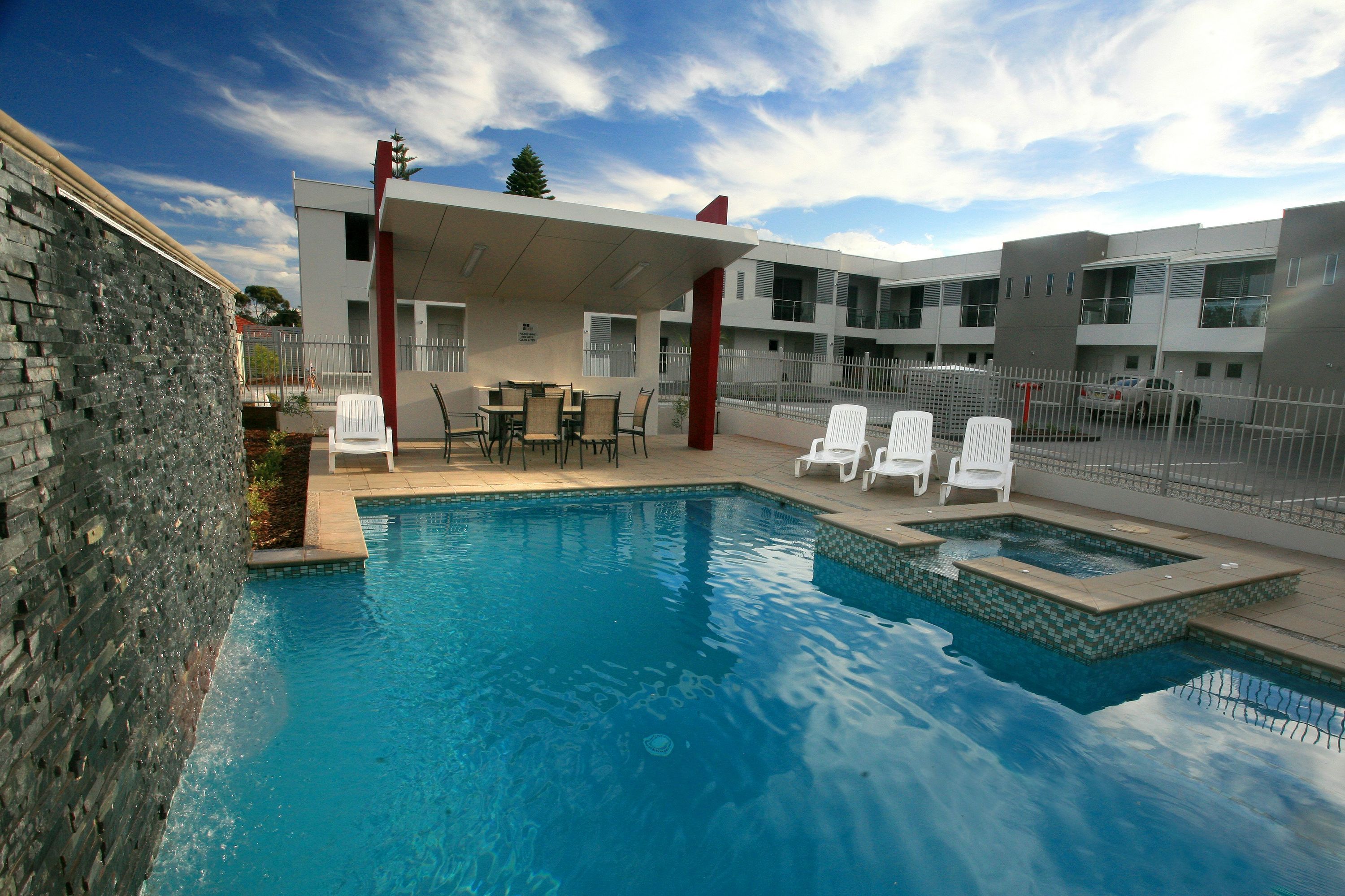 حوض السباحة