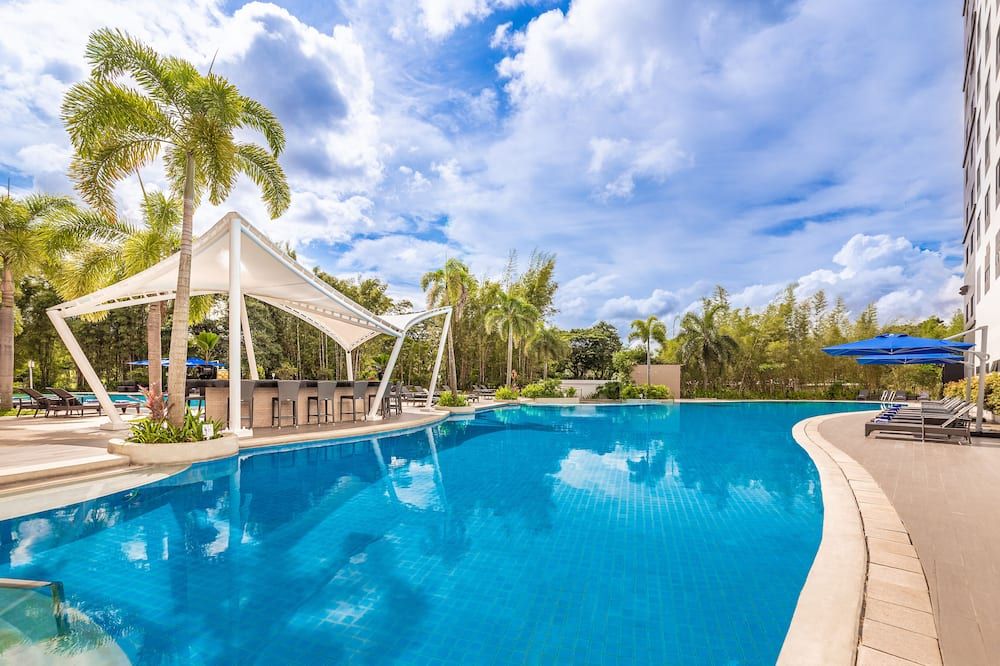 حوض السباحة