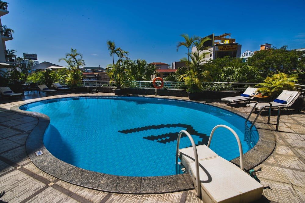 حوض السباحة