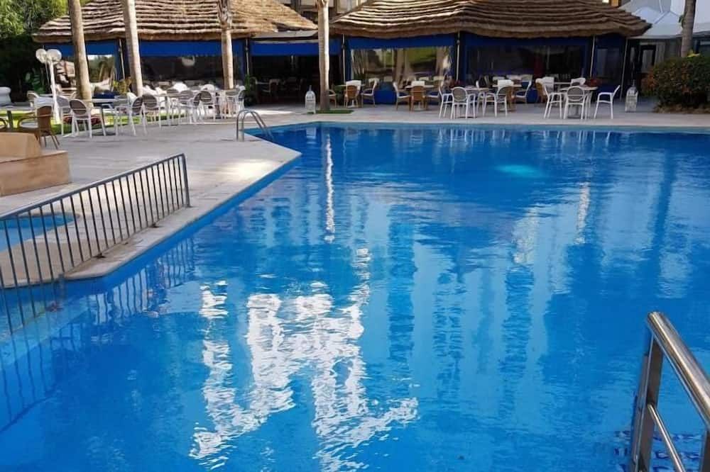 حوض السباحة